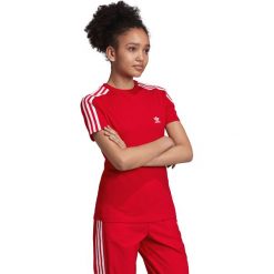Adidas Originals Koszulka Czerwony. Czerwone koszulki damskie adidas Originals, s, bez wzorów, z bawełny, bez kołnierzyka. Za 128,95 zł.