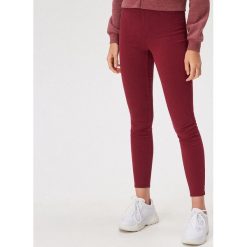 Spodnie skinny z wysokim stanem - Bordowy. Czerwone spodnie damskie Sinsay, s, bez wzorów, z podwyższonym stanem. Za 59,99 zł.
