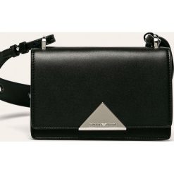 Emporio Armani - Torebka skórzana. Czarne listonoszki damskie Emporio Armani, w paski, ze skóry, na ramię, małe, bez dodatków. W wyprzedaży za 799,90 zł.