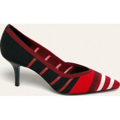 Tommy Hilfiger - Szpilki. Czerwone szpilki TOMMY HILFIGER, bez wzorów, ze skóry, bez obcasa, na obcasie, bez zapięcia. Za 449,90 zł.
