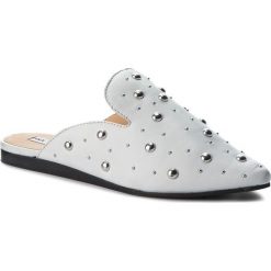 Klapki BRONX - 66135-A White 04. Białe klapki damskie Bronx, z aplikacjami, ze skóry, bez obcasa. W wyprzedaży za 229,00 zł.