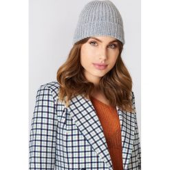 NA-KD Accessories Czapka z prążkowanej dzianiny - Grey. Szare czapki damskie marki NA-KD Accessories, z dzianiny. Za 73,95 zł.