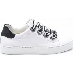 Bullboxer - Buty. Białe buty sportowe damskie marki Bullboxer, bez wzorów, ze skóry, sportowe. W wyprzedaży za 229,90 zł.