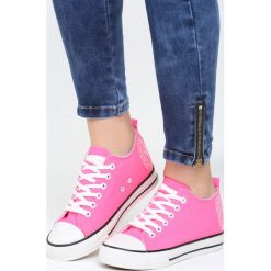 Różowe Sneakersy Luckiest. Czerwone sneakersy damskie marki Born2be, z materiału. Za 49,99 zł.