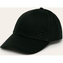 Calvin Klein - Czapka. Czarne czapki damskie Calvin Klein, bez wzorów, z bawełny. W wyprzedaży za 129,90 zł.
