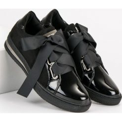 ELEGANCKIE TRAMPKI. Szare tenisówki damskie FILIPPO. Za 109,90 zł.
