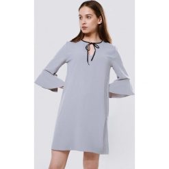 Szara Sukienka Specified. Szare sukienki damskie Born2be, s, bez wzorów, z tkaniny, z okrągłym kołnierzem, bez rękawów, mini. Za 49,99 zł.