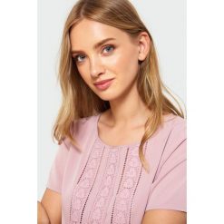 Bluzka z mereżką. Bluzki damskie Greenpoint, bez wzorów, z poliesteru, bez kołnierzyka, bez rękawów. Za 59,99 zł.
