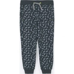 Coccodrillo - Spodnie dziecięce 92-122 cm. Szare spodnie chłopięce COCCODRILLO, bez wzorów, z dzianiny. Za 59,90 zł.