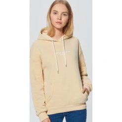 Bluza z napisem - Beżowy. Brązowe bluzy damskie Cropp, s, z napisami, bez rękawów, bez kaptura. Za 79,99 zł.