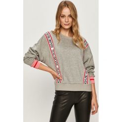 Guess Jeans - Bluza. Czarne bluzy damskie Guess Jeans, s, z aplikacjami, z bawełny, z długim rękawem, długie, bez kaptura. Za 399,90 zł.