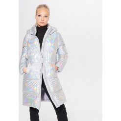 Pikowany płaszcz z holograficznym efektem - Srebrny. Szare płaszcze damskie Mohito, bez wzorów. Za 299,99 zł.