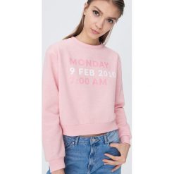 Bluza z napisem - Różowy. Różowe bluzy damskie Sinsay, s, z napisami, bez rękawów, bez kaptura. W wyprzedaży za 25,99 zł.