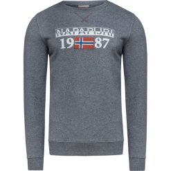 Bluza NAPAPIJRI BERTHOW LOGO CREW 1 Szary. Szare bluzy męskie marki Napapijri, z nadrukiem, z dzianiny, z okrągłym kołnierzem, bez rękawów, bez kaptura. W wyprzedaży za 240,00 zł.