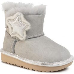 Buty UGG - T Mini Bailey Button II Star 1107969T Gvt. Szare śniegowce dziewczęce Ugg. Za 689,00 zł.