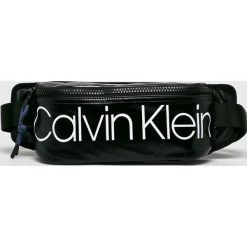Calvin Klein - Nerka. Czarne torby męskie skórzane Calvin Klein, w paski, z poliesteru, małe. Za 299,90 zł.