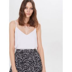 Top basic z wiskozy - Biały. Białe topy damskie Mohito, bez wzorów, z wiskozy, bez kołnierzyka. Za 39,99 zł.