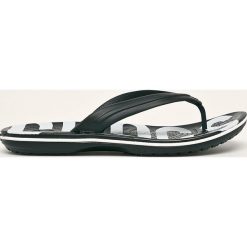 Crocs - Japonki. Czarne kapcie męskie Crocs, z gumy. W wyprzedaży za 89,90 zł.