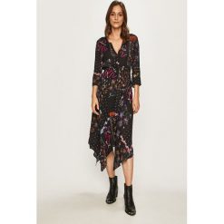 Desigual - Sukienka. Czarne sukienki damskie Desigual, bez wzorów, z wiskozy, bez kołnierzyka, bez rękawów, midi, rozkloszowane. W wyprzedaży za 359,90 zł.