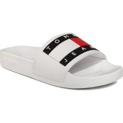 Klapki TOMMY JEANS - Flag Pool Slide EN0EN00474 White YBS. Białe klapki damskie Tommy Jeans, bez wzorów, z jeansu, bez obcasa. Za 229,00 zł.