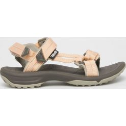 Teva - Sandały. Pomarańczowe klapki damskie Teva, bez wzorów, z materiału, bez obcasa, na obcasie. W wyprzedaży za 239,90 zł.