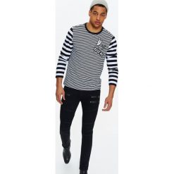 Spodnie męskie jeans z suwakami i modnymi cięciami. Czarne spodnie męskie Top Secret, na co dzień, na lato, m, bez wzorów, z jeansu, eleganckie. W wyprzedaży za 59,99 zł.