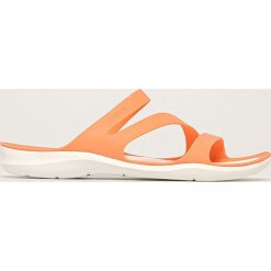 Crocs - Klapki. Różowe klapki damskie Crocs, bez wzorów, z materiału, bez obcasa, na obcasie. W wyprzedaży za 139,90 zł.