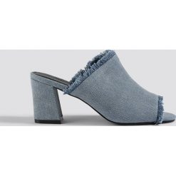 Andrea Hedenstedt x NA-KD Klapki mule z denimu - Blue. Niebieskie klapki damskie marki Andrea Hedenstedt x NA-KD, z denimu, na wysokim obcasie, na obcasie. Za 161,95 zł.