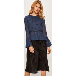 Pepe Jeans - Bluzka Tina. Niebieskie bluzki damskie Pepe Jeans, s, z haftami, z wiskozy, z okrągłym kołnierzem, z długim rękawem. W wyprzedaży za 239,90 zł.