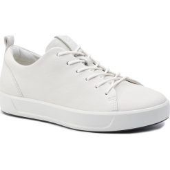 Sneakersy ECCO - Soft 8 W 44050301007 White. Białe półbuty damskie ecco, bez wzorów, ze skóry, bez obcasa, na płaskiej podeszwie, bez zapięcia. W wyprzedaży za 439,00 zł.