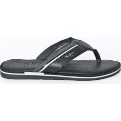 Pepe Jeans - Japonki Barrel Fabric. Czarne japonki męskie marki Pepe Jeans, z jeansu. W wyprzedaży za 99,90 zł.