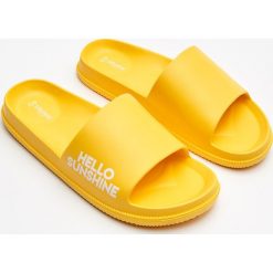 Klapki z napisem - Żółty. Żółte klapki damskie Cropp, z napisami, bez obcasa. Za 39,99 zł.