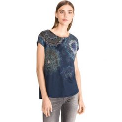 Desigual Mara Koszulka Niebieski. Niebieskie koszulki damskie Desigual, l, z aplikacjami, z bawełny, bez kołnierzyka, z krótkim rękawem. Za 223,95 zł.