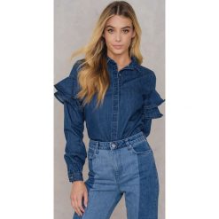 Koszule body: Qontrast X NA-KD Jeansowa koszula z falbankami – Blue