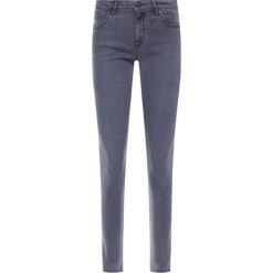 Jeansy Slim Fit Wrangler Body Spoke W28LJW10V. Szare jeansy damskie Wrangler. W wyprzedaży za 229,00 zł.
