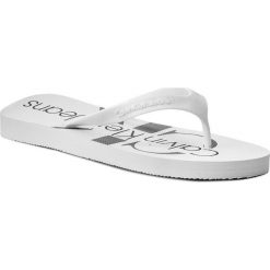 Japonki CALVIN KLEIN JEANS - Dash S0063 White. Białe klapki męskie Calvin Klein Jeans, w paski, z jeansu. W wyprzedaży za 99,00 zł.