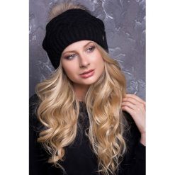 Czapka w kolorze czarnym. Czarne czapki zimowe damskie marki Vicente Milano, Art Collection, ze splotem. W wyprzedaży za 109,95 zł.