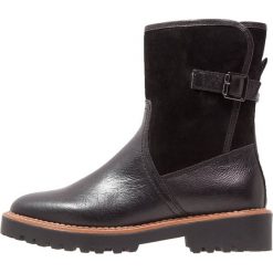 Pier One Botki na platformie black. Czarne buty zimowe damskie Pier One, z materiału, na platformie. Za 299,00 zł.