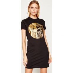 Sukienka codzienna Versace Jeans Couture D2HVA4G0. Czarne sukienki damskie Versace Jeans Couture, na co dzień, na lato, l, bez wzorów, z bawełny, bez kołnierzyka, bez rękawów, proste. W wyprzedaży za 539,00 zł.