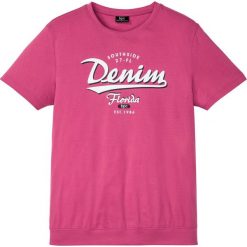 T-shirt w wygodnym fasonie bonprix różowy z nadrukiem. Różowe t-shirty męskie bonprix, s, z nadrukiem, bez kołnierzyka. Za 34,99 zł.