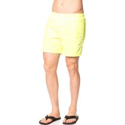 Szorty kąpielowe w kolorze jaskrawożółtym. Żółte kąpielówki męskie marki Speedo, klasyczne. W wyprzedaży za 65,95 zł.