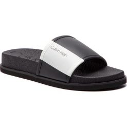 Klapki CALVIN KLEIN - Mackee F0985 Black/White. Czarne klapki męskie Calvin Klein, bez wzorów, ze skóry ekologicznej. W wyprzedaży za 269,00 zł.