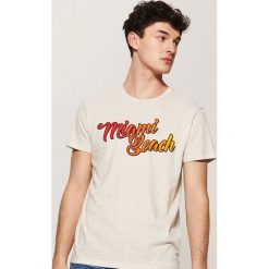 T-shirt z napisem - Kremowy. Białe t-shirty damskie House, s, z napisami, bez kołnierzyka. Za 35,99 zł.