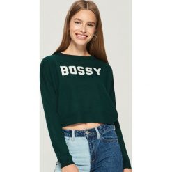 Krótki sweter z napisem - Khaki. Brązowe swetry klasyczne damskie Sinsay, l. Za 39,99 zł.