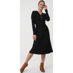 Czarna Sukienka Bellara. Czarne sukienki damskie Born2be, s, w prążki, eleganckie, długie, midi, rozkloszowane. Za 139,99 zł.