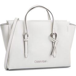 Torebka CALVIN KLEIN - Avant Small Tote K60K605007 107. Białe torebki klasyczne damskie Calvin Klein, bez wzorów, ze skóry ekologicznej, klasyczne, bez dodatków. Za 699,00 zł.