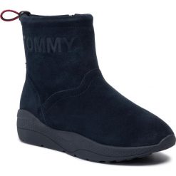 Kozaki TOMMY JEANS - Corporate Elastic Hybrid Boot EN0EN00622 Midnight 403. Niebieskie kozaki damskie Tommy Jeans, z jeansu, przed kolano, na wysokim obcasie, bez zapięcia. Za 579,00 zł.