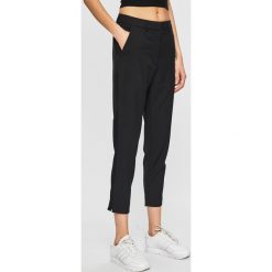 Calvin Klein Jeans - Spodnie. Czarne spodnie damskie Calvin Klein Jeans, z elastanu. Za 449,90 zł.