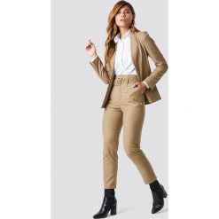 NA-KD Classic Spodnie z wysokim stanem i paskiem - Beige. Brązowe spodnie z wysokim stanem marki NA-KD Classic, w paski, z podwyższonym stanem. Za 161,95 zł.