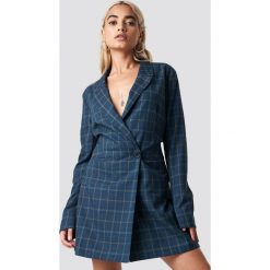 NA-KD Trend Marynarka sukienka w kratkę - Blue. Niebieskie marynarki damskie marki NA-KD Trend, w kratkę, bez kołnierzyka, bez rękawów, mini. Za 323,95 zł.